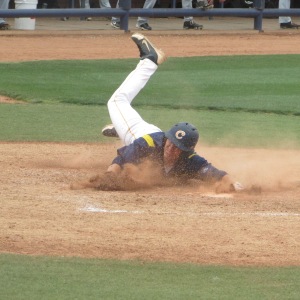 Coyote's first baseman Morgan Stotts